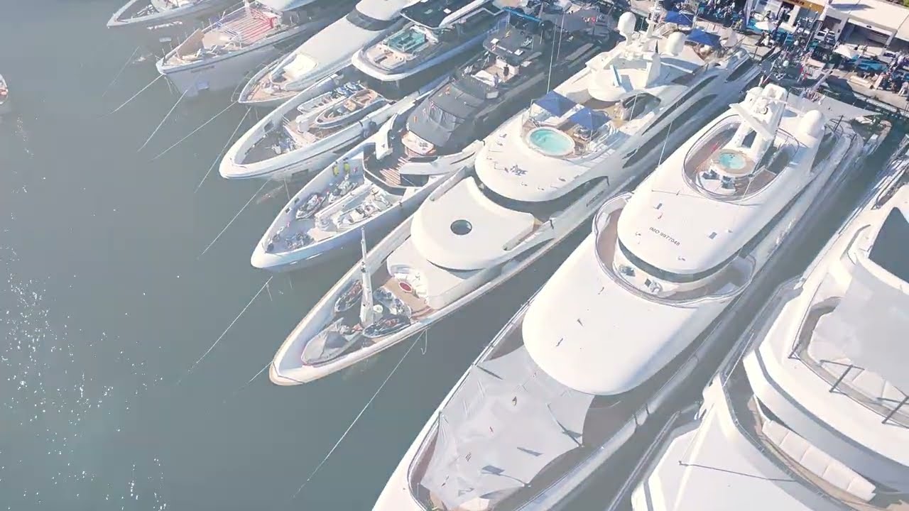 Superyachts amarrés côte à côte à Port Hercule pendant le Monaco Yacht Show